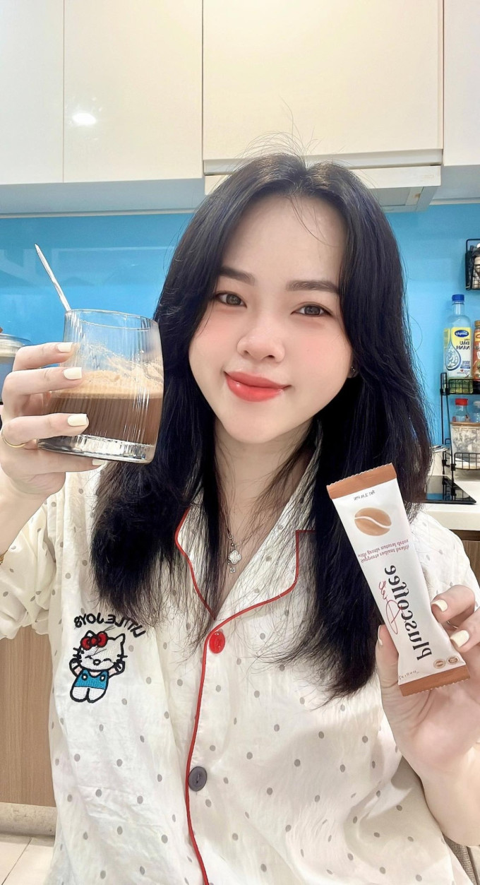 Pha 1 gói Pluscoffee Diet với 50ml nước ấm (60°C), uống trước bữa sáng 15–20 phút.