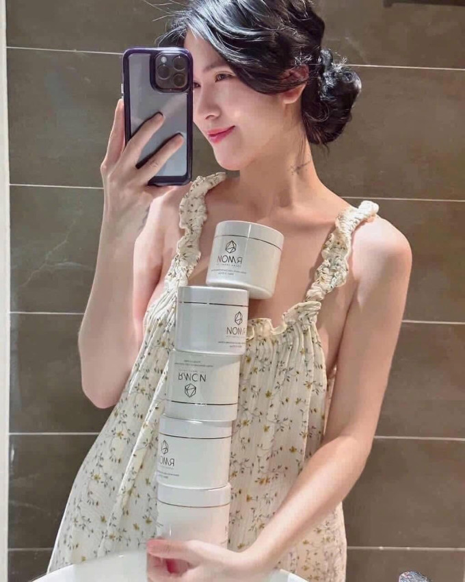 Hỗ trợ làm sáng và nâng tông da toàn thân tự nhiên.