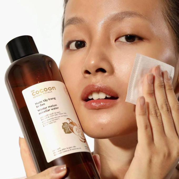 Làm sạch lớp trang điểm, kem chống nắng và bụi bẩn.