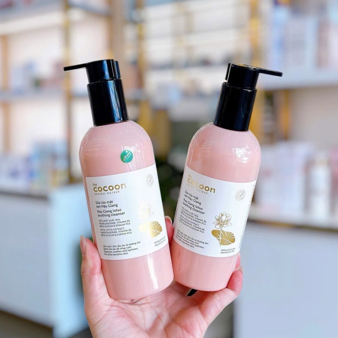 Sữa Rửa Mặt Sen Hậu Giang Cocoon 310ml – Làm Sạch Dịu Nhẹ Cho Da Nhạy Cảm
